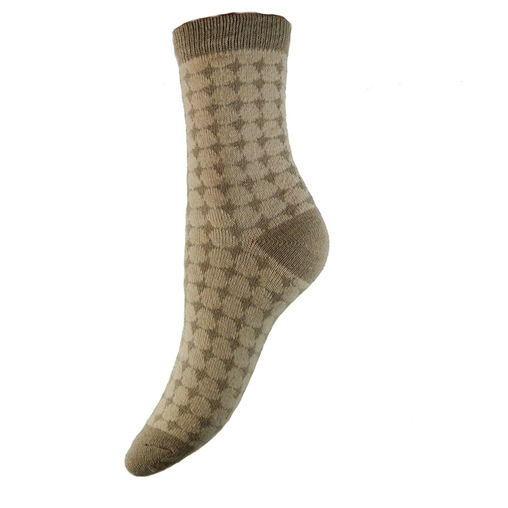 Cream soft wool blend socks with fawn diamond pattern